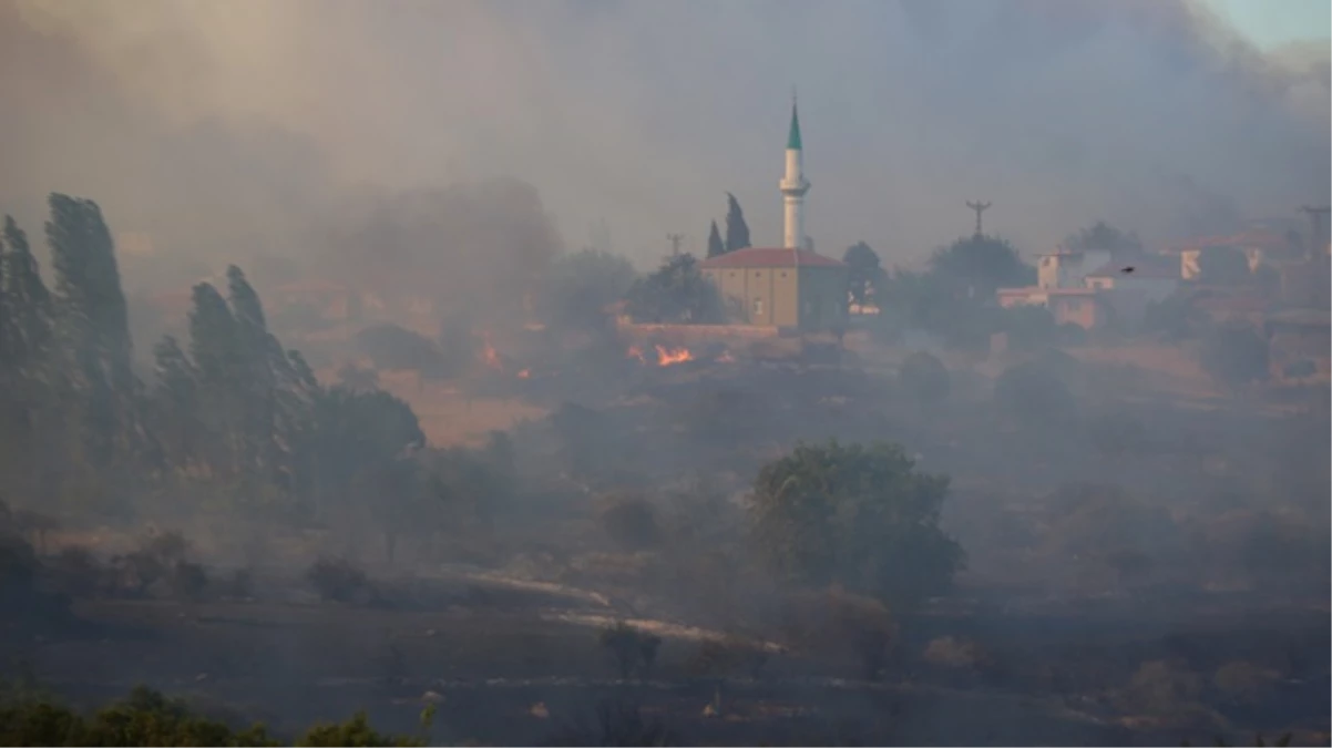 Çanakkale’de çöplükte çıkan yangın ormana sıçradı, 1 mahalle tahliye edildi