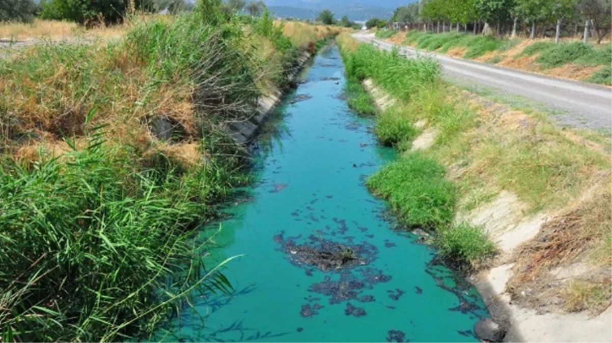 Manisa’da sanayi atıkları sulama kanalını maviye çevirdi