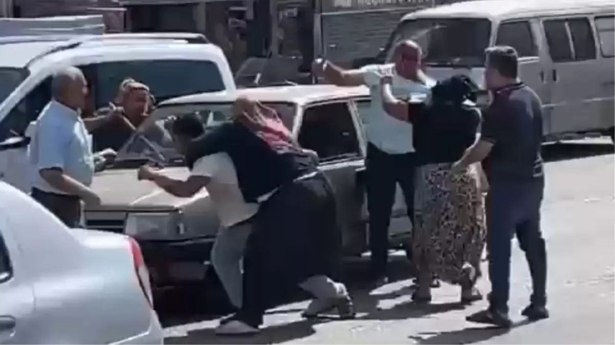 Adana’da sopalı kavga: Yol verme kavgasında kadınları böyle dövdü