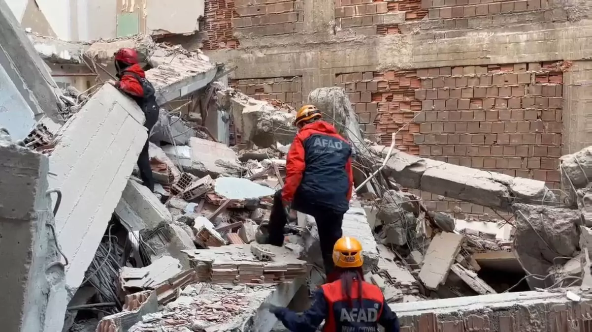 İstanbul’da iki işçi yıkım esnasında meydana gelen göçüğün altında kaldı