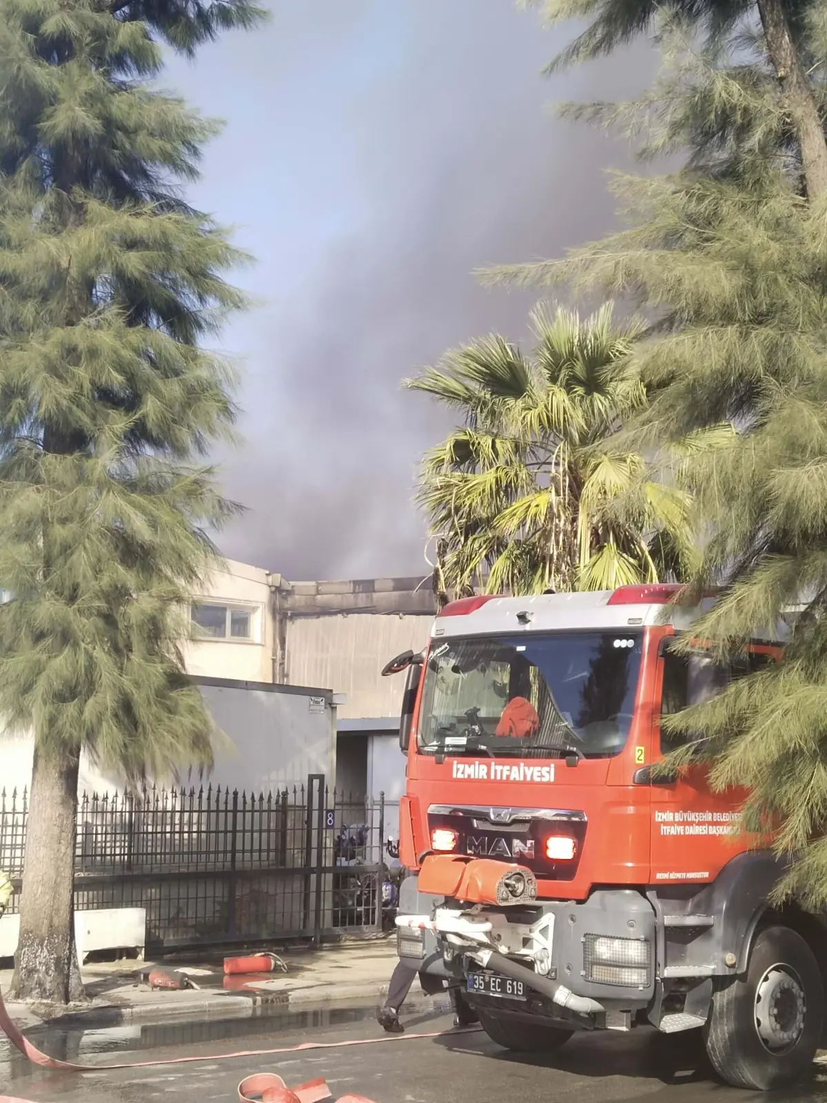 İzmir’de kimya fabrikasında yangın çıktı