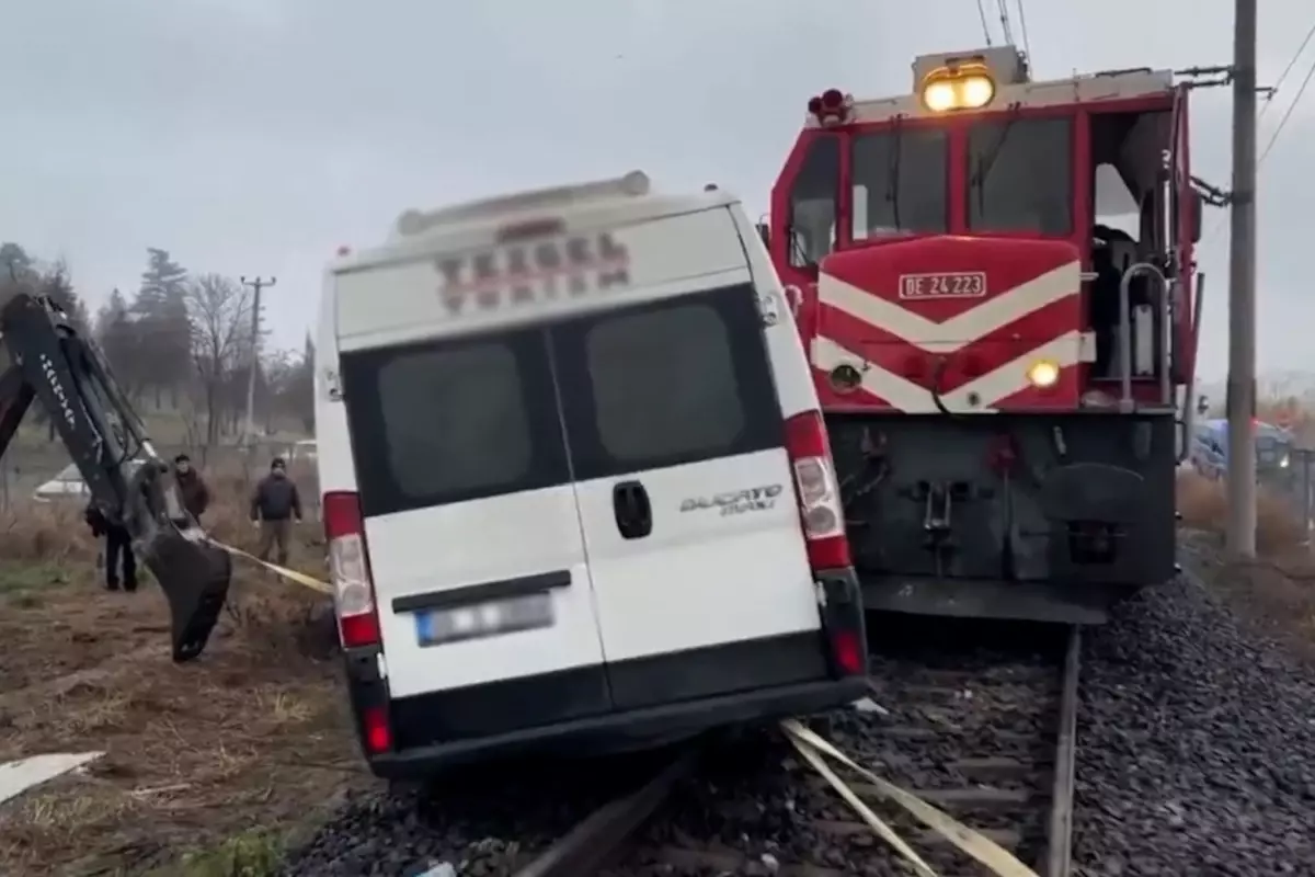 Kırklareli’nde yük treni işçi servisine çarptı: 2 yaralı var