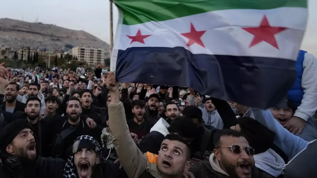 Suriye’de yeni hükümet, anayasayı ve parlamentoyu 3 ay boyunca askıya aldı