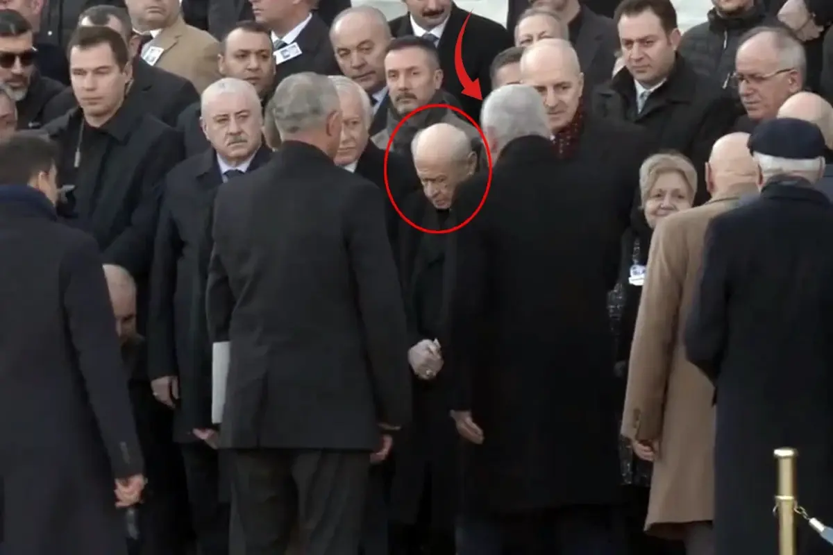 Cenaze törenine damga vuran an! Bahçeli ve Dervişoğlu tokalaşmadı