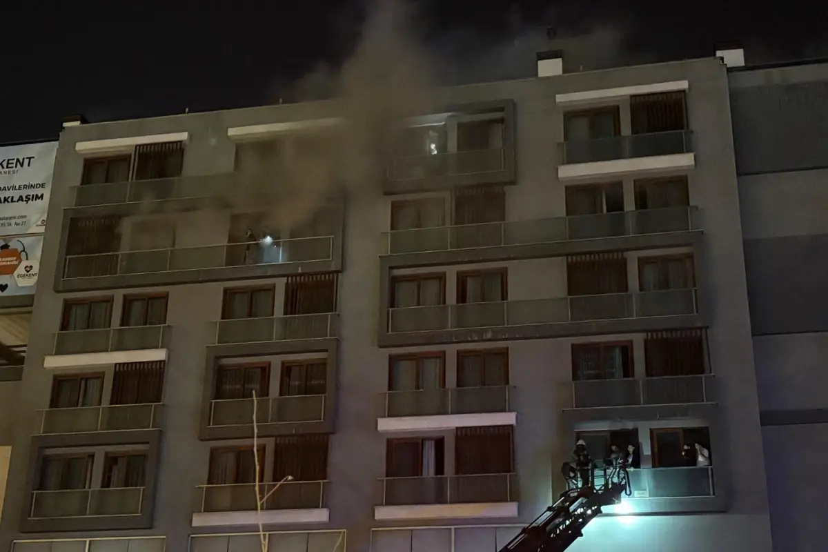 Denizli’de 7 katlı apartmanda yangın! Mahsur kalanlar var