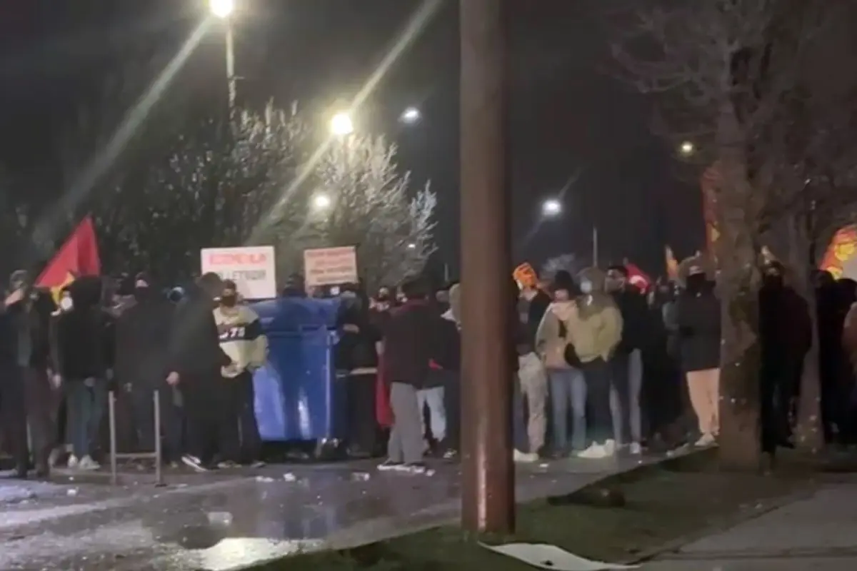 Dün gece gerçekleşen İmamoğlu protestolarında 16 polis memuru yaralandı