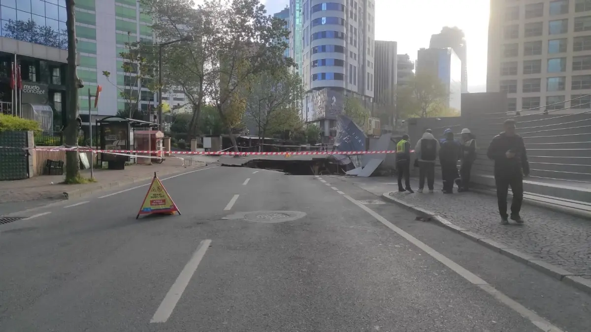 Sarıyer’de yol çöktü! Eski Büyükdere Caddesi trafiğe kapatıldı